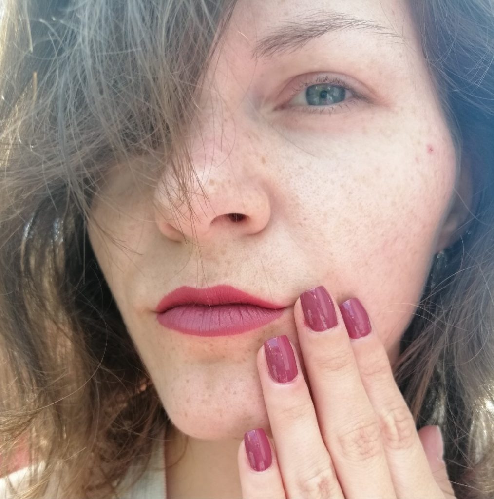 favourite-of-2019-make-up-essence-this-is-me-nail-polish-lipstick-collection-04-crazy